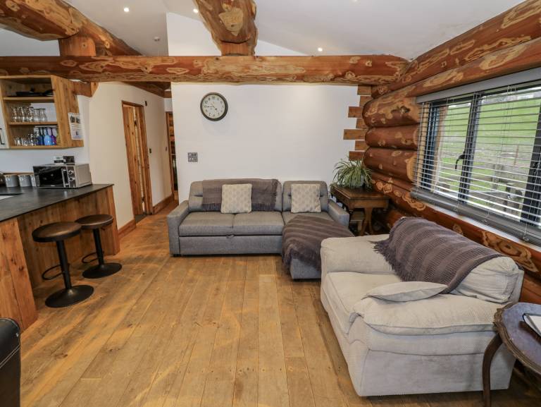 Douglas Cabin at Salford Court Farm Fishing Cabins — photo 4