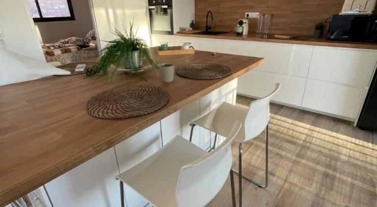 Chic & cozy 2 chambres, climatisee, renove au calme — photo 3