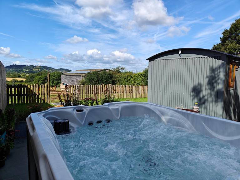 Cottage with yard & jacuzzi — photo 2