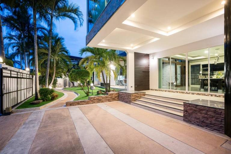 Pleasant house with yard, pool & barbeque | Pet-friendly — photo 5