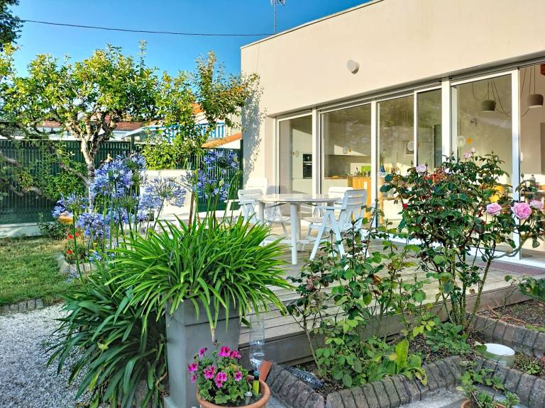 Fully equipped vacation home with terrace, barbeque & garden | Next to the beach | Pet-friendly in Moutiers