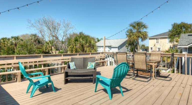 Seas the Day - 4 blocks to the beach, restaurant, and bar district - great deck and outdoor space! — photo 4