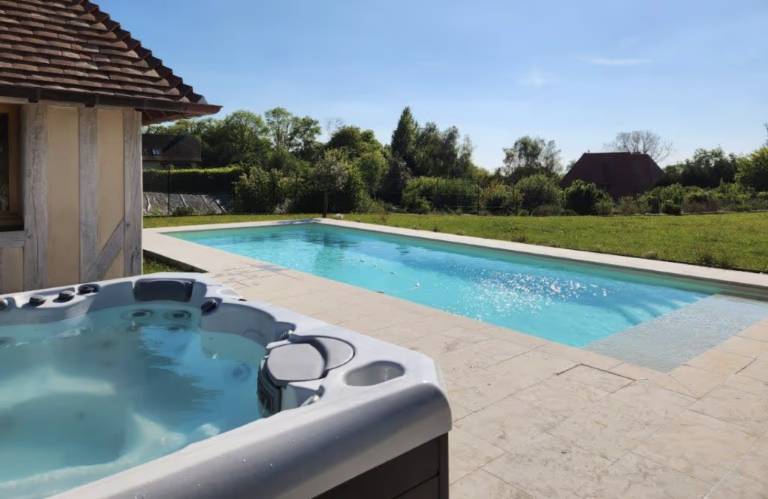 Villa with garden, barbeque & hot tub — photo 2