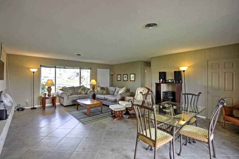 Pet-Friendly Daytona Beach Home, Walk to the Ocean — photo 4