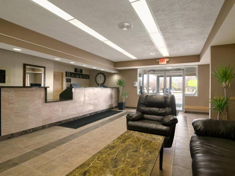 Econo Lodge Whitehall near Michigan's Adventure — photo 3