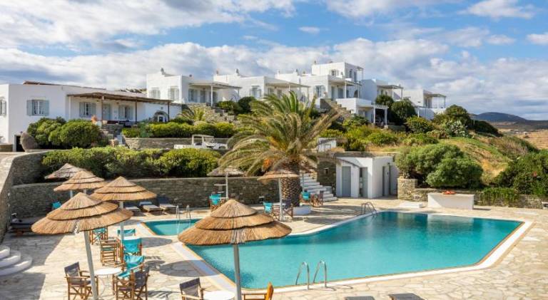 Serviced apartment with yard, pool & terrace | Dogs allowed in Sifnos