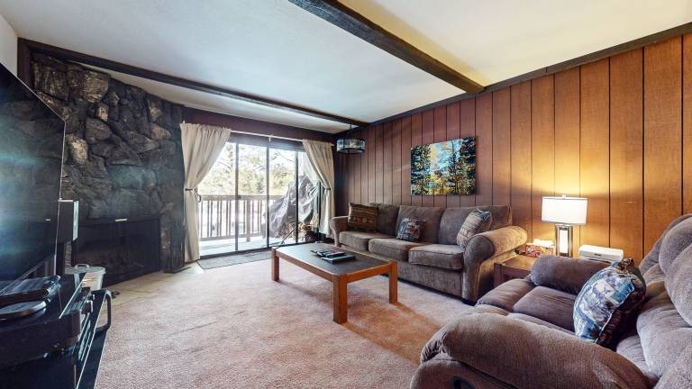 Condo with sauna, pool & BBQ in Mammoth Lakes, CA
