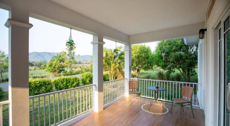 Vacation home with yard, terrace & grill — photo 5