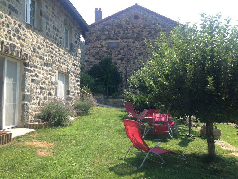 Vacation home with grill, yard & patio — photo 3