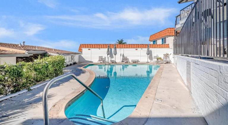 Vacation home with pool — photo 3