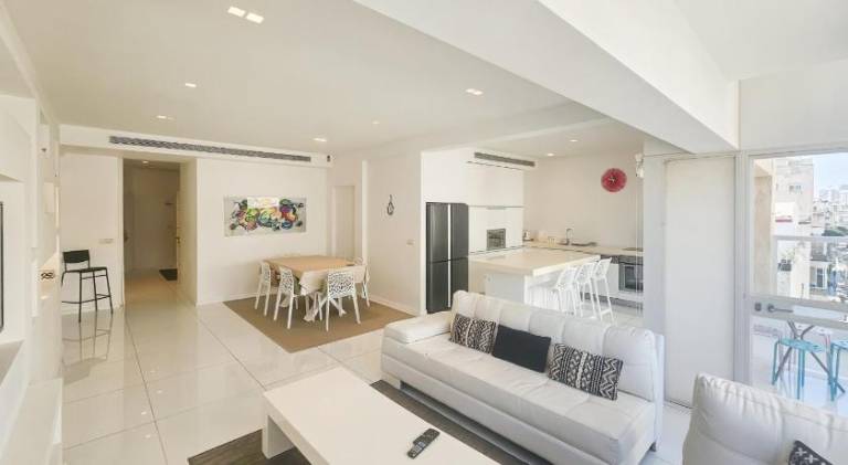 MIKLAT Bright & Family Friendly Near Beach by FeelHome in Tel Aviv