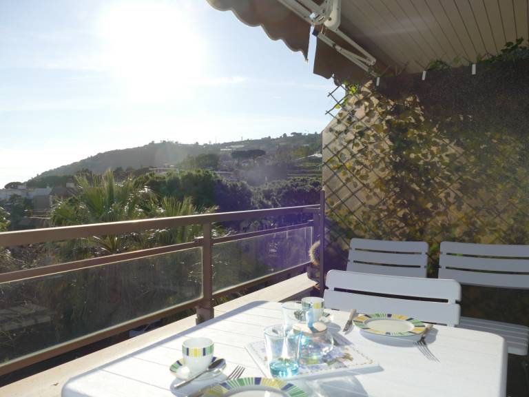 Holiday apartment with patio & pool | Sea view | Pets allowed — photo 3