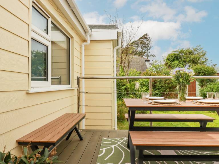 Cottage with hot tub & yard | Beach view — photo 3