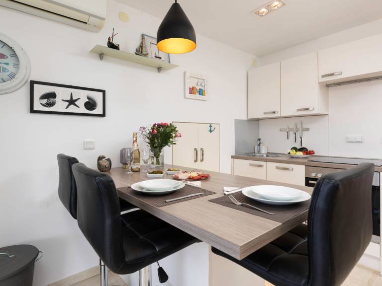 Holiday apartment with terrace | Sea view | Dogs allowed in Omisalj