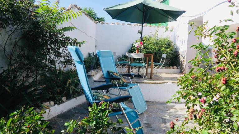 Private room with barbeque & private pool | Pool view — photo 4