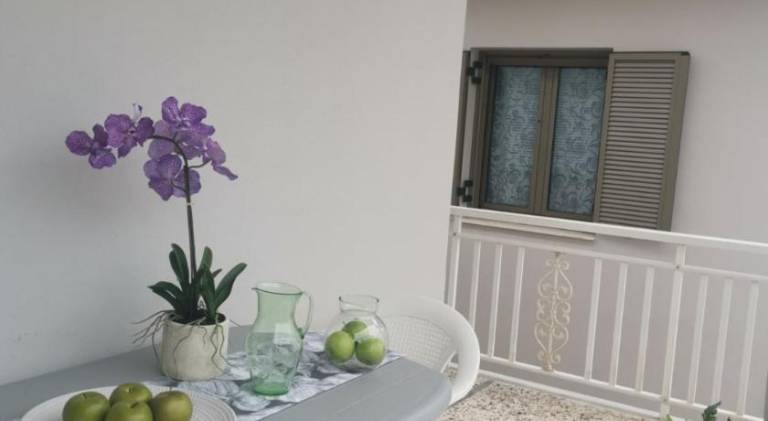 Holiday apartment with terrace & yard — photo 4