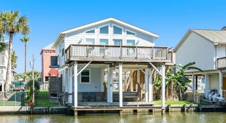 Vacation home with barbeque, yard & pool in Galveston, TX