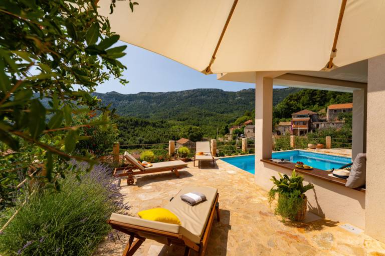 Vacation home with patio, private pool & yard — photo 4