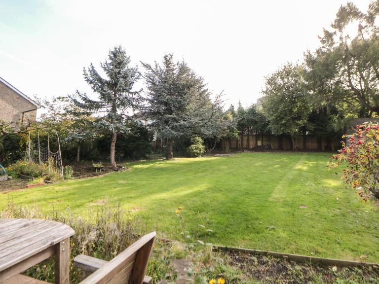Family-oriented wonderful cottage with grill, hot tub & garden | Pets allowed — photo 4