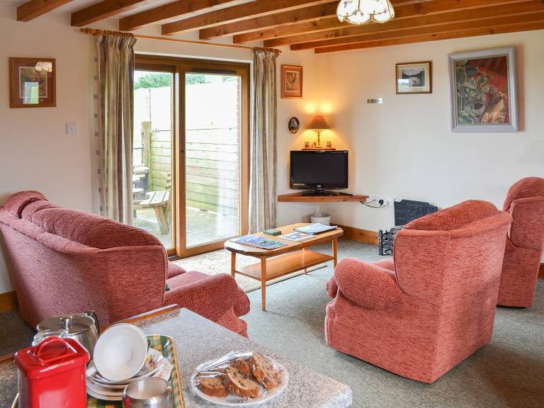 Family-friendly cottage with barbecue & yard | Beach view | Pets are welcome — photo 2