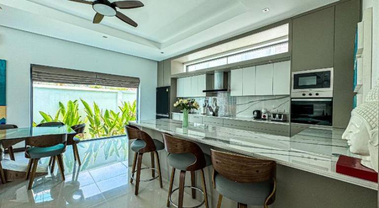 Villa with pool — photo 4