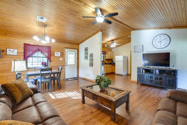 Kilgore Gem: Pet-Friendly Cabin w/ Duck Pond! — photo 5