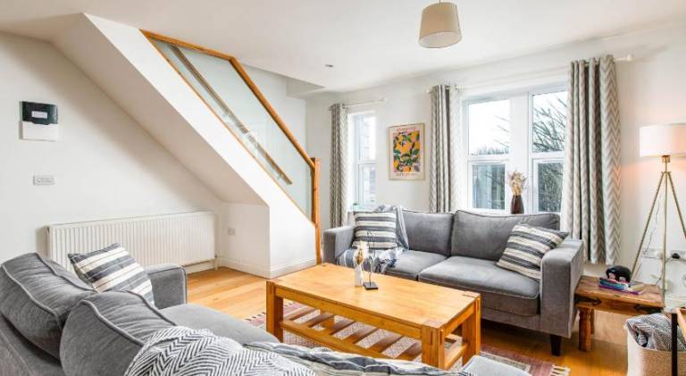 Large 5Bed Town House-Sleeps 9-By FabAccommodation — photo 2