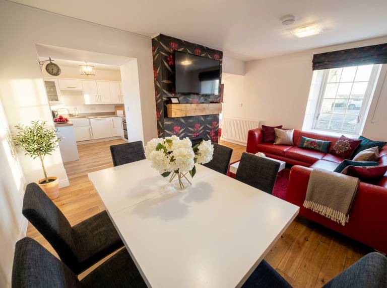 Bamburgh - Sleeps 8 - 3 Bedrooms 2 Bathrooms - Secure Garden - Dogs Stay Free - Stunning Beach Walks & Views - Log Fire - Outdoor Eating & Parking in Belford