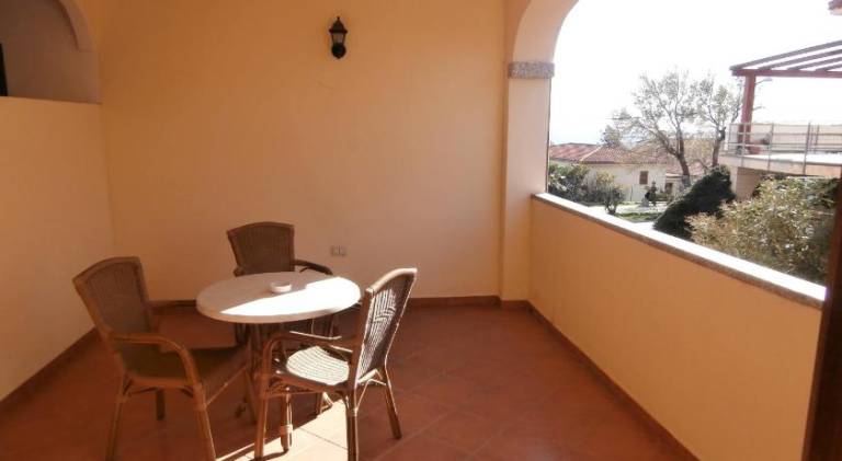 Apartment with patio — photo 4