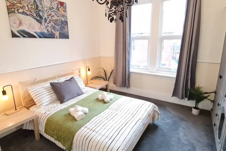 Large 3 Bed Flat Free Parking