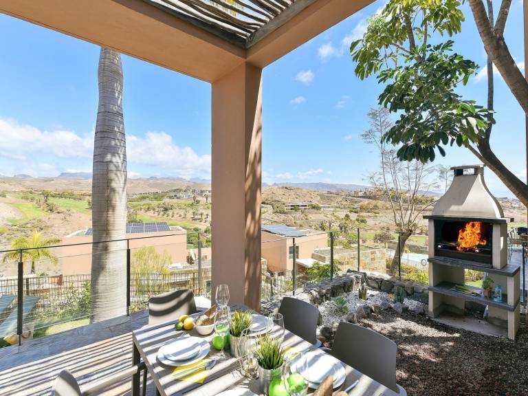 Vacation home with barbeque, heated pool & terrace | Mountain view — photo 4