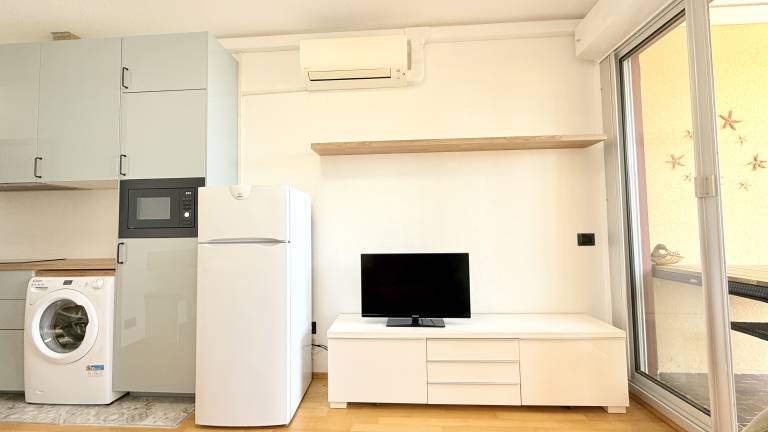 Apartment with patio — photo 3