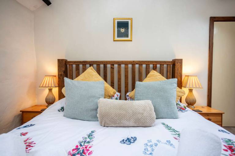 Family-oriented rental apartment with yard & fast internet | Pets are welcome in Tenby