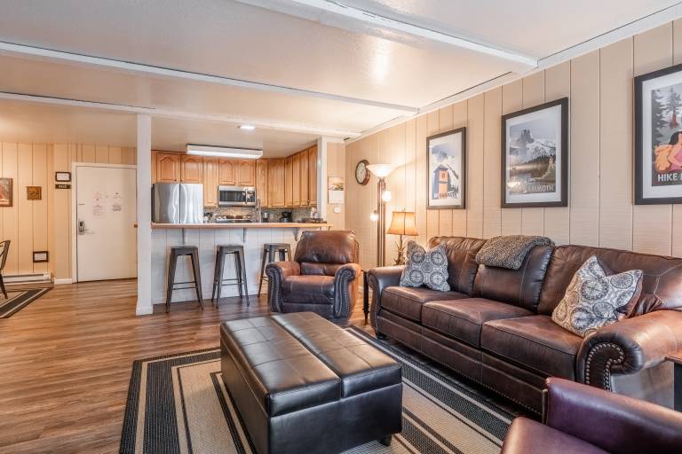 Children-friendly beautiful condo with jacuzzi, BBQ & pool | Mountain view | Close to the ski | Pet-friendly — photo 3