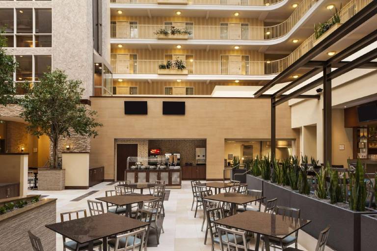 Embassy Suites by Hilton Dallas Market Center — photo 3