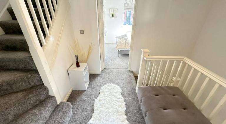 Luxury 4 Bed House - Free Parking - Contractors - Relocators — photo 3
