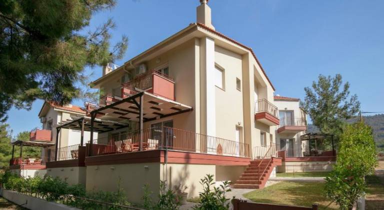 Vacation home with garden, terrace & grill — photo 4
