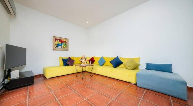 Villa with pool — photo 4