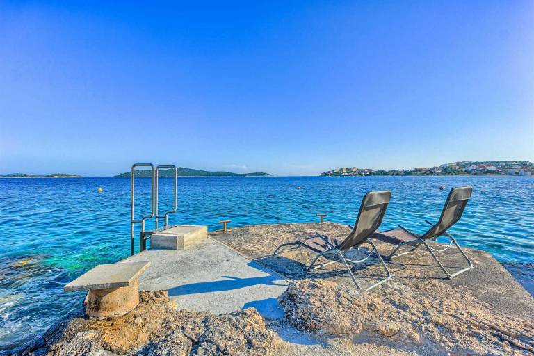 Beach Villa Sea Edge - beachFront villa for 12 with direct access to the beach by MyWaycation — photo 3