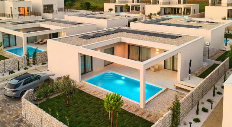 Vacation home with pool | Next to the beach | Pet-friendly — photo 3
