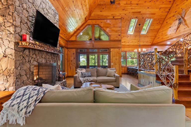 Family-friendly cabin with grill & hot tub | Mountain view | Pets allowed — photo 2