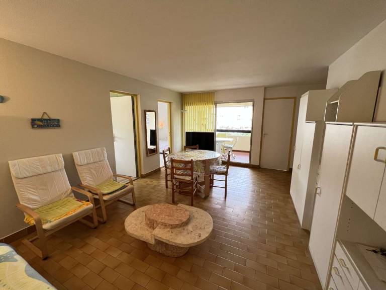 Apartment with pool — photo 3