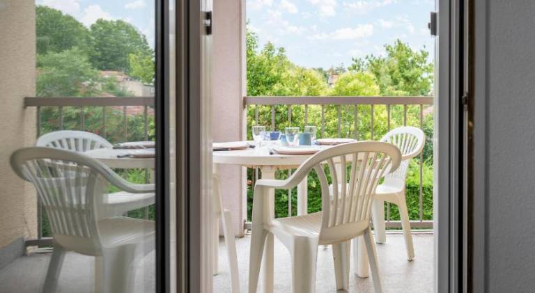 Rental apartment with patio — photo 4
