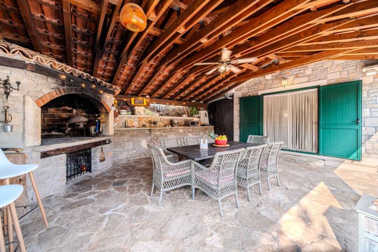 Holiday House Robinson- beachfront jewel with a jacuzzi by MyWaycation — photo 2