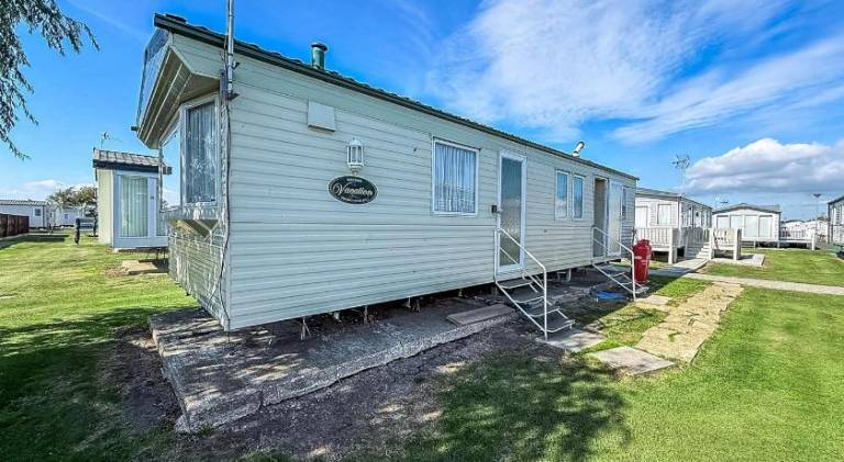 8 Berth Caravan For Hire At St Osyth Beach Holiday Park In Essex Ref 28026Fi in Clacton-on-Sea