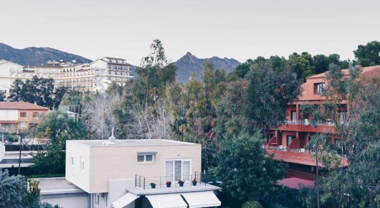 Holiday apartment with private pool, terrace & yard — photo 4
