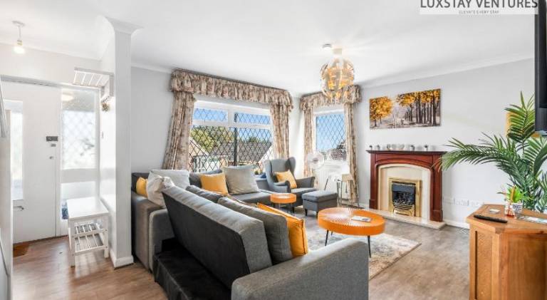 Brighton 4BR Home with Sea View and Free Parking — photo 2