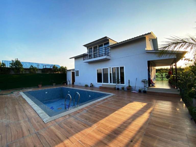 Villa with grill, pool & yard in Noida