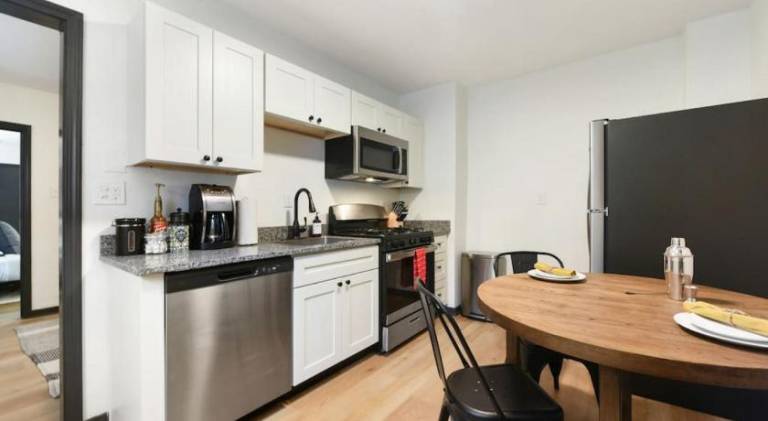 HostWise Stays - Pet Friendly Butler St Apt, Ground Floor with Private Entrance — photo 3