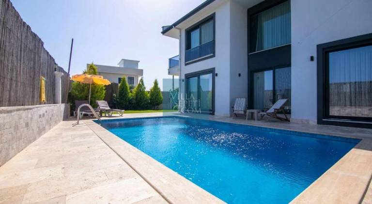 Villa with yard, private pool & patio — photo 3